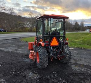 Tracteur compact Kubota LX3310HSDC 4WD 2022 avec 33 CV, 170 heures, cabine, chargeur et tondeuse - Product Image 3