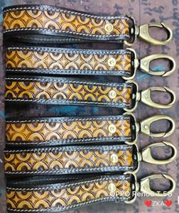 Porte-clés en cuir personnalisé usiné à la main fabriqué à partir de cuir véritable et comporte des motifs complexes usinés à la main - Product Image 5