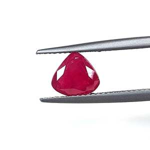 Gema de Rubí Africano Natural de 2.26 Quilates, Diamante Rojo Facetado Pulido, Gema Suelta de 8 mm de Altura - Product Image 4