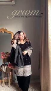 Achetez maintenant un magnifique salwar kameez noir pour femmes musulmanes, en tissu de soie velours pur, avec des broderies et des travaux de fils, création de designer. - Product Image 3