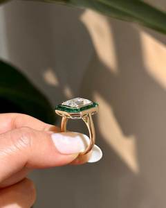 Bague de fiançailles Moissanite en or massif 14 carats coupe émeraude coupe baguette verte Style Halo léger cadeaux d'anniversaire pour elle - Product Image 3