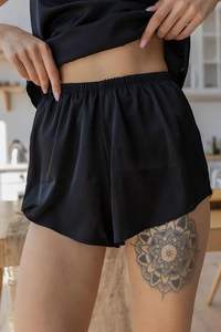 Conjunto de pijama elegante y acogedor de seda negra para mujer Pantalones cortos de satén suave con técnicas lavadas - Product Image 4