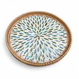 Bandeja Decorativa Bohemia Hecha a Mano de Ratán con Incrustaciones de Madreperla, Diseño Flexible y Ecológico, Hecho con Precisión - Product Image 1