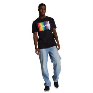 T-shirt Pride Love Wins-T-shirt noir 100% coton | Chemise de fierté LGBTQ + avec message réconfortant | Vêtements transgenres inclus - Product Image 1