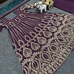 Vestido de boda de diseño con lentejuelas bordadas - Product Image 1