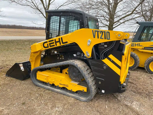 Gehl VT210 Track Loader Yellow Crawler Skid Steer Loader With Bucket Attachment - Product Image 4