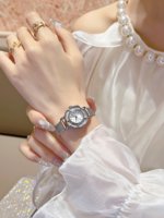 Jam Tangan Link Bracelet Gaya Italia Terlaris, Jam Quartz Model Terbaru untuk Pria dan Wanita, Warna Emas dan Putih, Jam Tangan dengan Pesona Italia