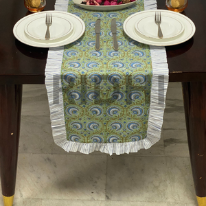 Camino de Mesa Personalizable con Volantes de Algodón Estampado Floral Indio Verde, para Comedor de Lujo, Bodas, Eventos, Hogar y Hotel - Product Image 1