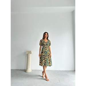 Robe décontractée à motif léopard émeraude Topshow, options de vente en gros - Product Image 3