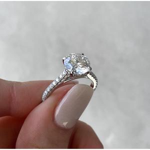 Anillo de Compromiso con Halo Oculto de Diamantes Redondos de Laboratorio de 2.50ctw con Banda Central Pavé de 2.00ct, Certificado IGI - Product Image 3