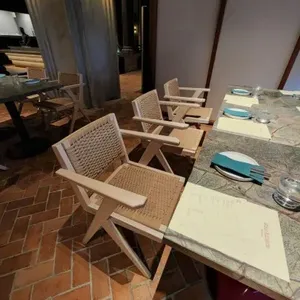 保罗餐椅由优质实心柚木制成，配有编织绳靠背和座椅。