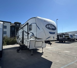 Forest River Arctic Wolf 287BH d'occasion 2024 prêt à la vente - Product Image 1