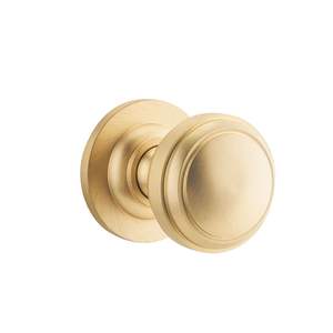Poignée de porte en laiton doré, parfaite pour les améliorations de chambres luxueuses, offrant résistance, élégance et sophistication intemporelle. - Product Image 3