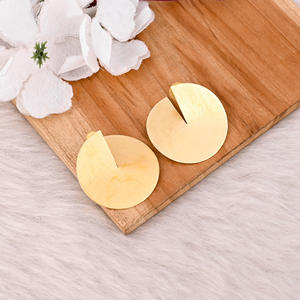 Pendientes de Botón Lisos de Latón Chapado en Oro de Alta Calidad, Hechos a Mano, Acabado Mate, Fabricante Mayorista de Pendientes de Botón de Latón Chapado en Oro - Product Image 2