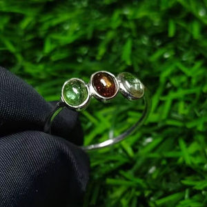 แหวนเงินแท้ 925 สำหรับผู้หญิง ประดับพลอยทัวร์มาลีนธรรมชาติหลายสี น้ำหนัก 1.11 กรัม ชุบโรเดียม ดีไซน์มินิมอล สวยงาม - Product Image 5