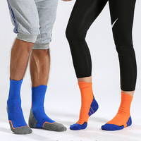 Chaussettes de basket-ball personnalisées en gros avec logo, riches en coton, anti-odeur, anti-humidité et soutien de la voûte plantaire pour uniformes d'équipe
