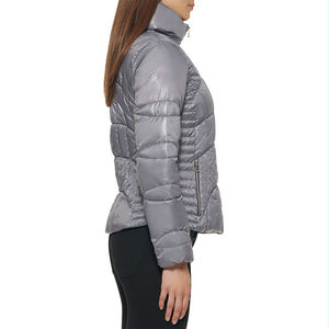 Chaqueta acolchada con acabado estampado personalizado para mujer, cálida, acolchada, con capucha, para invierno, resistente al viento, relleno de poliéster estándar - Product Image 6