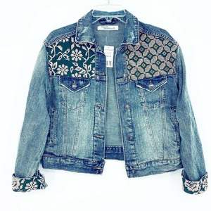 Chaqueta Vaquera de Mujer de Alta Calidad, Corte Regular, Azul, Manga Larga, Estilo Vintage, Casual, Verano, con Botones y Diamantes, Lavada, Ecológica - Product Image 3