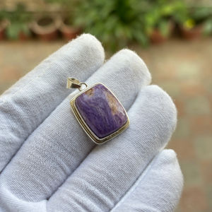 Gema de Charoita Auténtica de Primera Calidad en Forma de Cojín, Plata de Ley 925 Maciza, Ideal para Fiestas Religiosas - Product Image 1