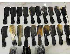 Peigne en corne de haute qualité Vietnam Export Standard fait à la main et doux pour les cheveux Peigne en corne traditionnel avec look classique - Product Image 1