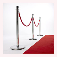 Barrière de file d'attente de luxe en acier inoxydable poli avec corde rouge élégante pour hôtels, banques et restaurants