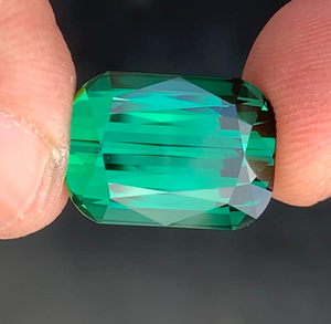 พลอยแซฟไฟร์สีเขียวธรรมชาติ 16.78 กะรัต ทรงแอสเชอร์ คุณภาพเยี่ยม พร้อมการเปลี่ยนสีจากอัฟกานิสถาน - Product Image 3