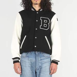 Veste universitaire de couleur unie de haute qualité pour hommes, style hivernal très demandé avec manches complètes brodées pour un look élégant de High Street - Product Image 1