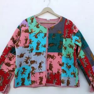 Chaqueta acolchada de algodón con estampado Kantha hecha a mano para mujer - Product Image 1