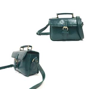 Mini bolso cruzado estructurado de cuero verde brillante elegante con asa superior y solapa con hebilla para todos los días - Product Image 5