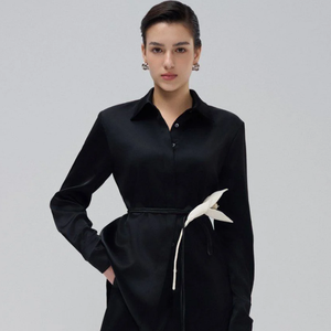 Offre Spéciale femme chemise SIGRID col pointu chemise col rabattu Ta/P Mison Satin tissu femmes mode vêtements du Vietnam - Product Image 3