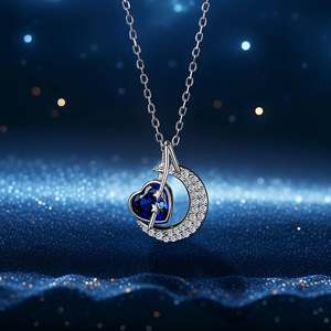 Collier personnalisé Jeulia Hug Me avec cœur, pierre de naissance, lune et étoile - Chaîne en zircon plaqué or - Product Image 3