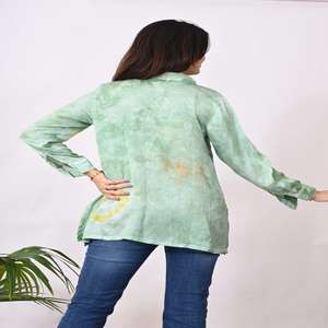 Chemise en satin de soie à fleurs faite à la main pour femmes Top surdimensionné de créateur avec coupe régulière, idéal pour les tenues d'automne décontractées et formelles - Product Image 5