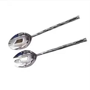 Ensemble de serveurs à salade en métal inoxydable avec poignée martelée - Product Image 3