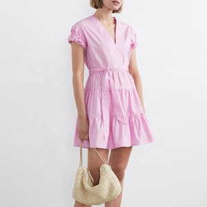 Robe polyvalente en coton à col en V, manches bouffantes, coupe trapèze, avec ourlet à volants, ceinture assortie, fermeture éclair latérale invisible et poches latérales - Product Image 1