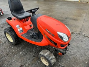 Tractor cortacésped Kubota Gra120 rojo con tracción en 2 ruedas y transmisión de engranajes, fácil de operar. - Product Image 6
