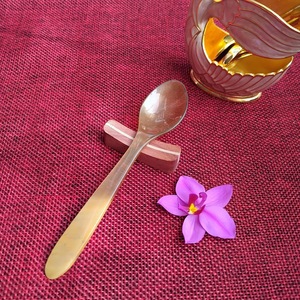 Cuillère en corne de buffle naturelle, fabriquée à la main et polie, parfaite pour servir des épices, des condiments ou pour une utilisation décorative sur la table, de haute qualité - Product Image 3