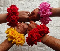Bracelet Gajra à la main en velours rose avec fermoir réglable pour femme, cadeau de demoiselle d'honneur Haldi Mehndi, corsage de poignet