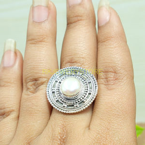แหวนมุก แหวนเงินแท้ 925 แหวนสเตทเมนท์ แหวนทำมือ ดีไซน์ไม่ซ้ำใคร เครื่องประดับมุก ของขวัญคริสต์มาส เครื่องประดับ - Product Image 2