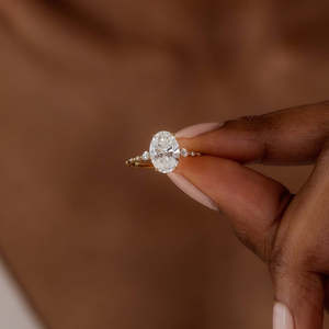 Anillo de Compromiso de Plata 925 con Moissanita de Corte Ovalado y Múltiples Piedras, Diseño Elegante de Múltiples Elementos para Futura Novia - Product Image 5