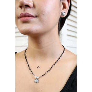 Mangalsutra Shubh Lakshmi con Perlas de Rubí, Plata de Ley 92.5, Cadena de Cuentas de 23.4cm para Mujer, Coleccionable Cultural Hindú - Product Image 1