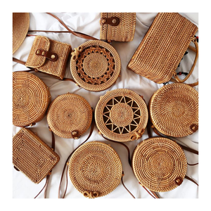 Sac en rotin de style vintage, tissage artisanal, parfait pour le pique-nique, la journée à la plage, les fêtes en plein air, accessoire polyvalent pour un usage quotidien - Product Image 6