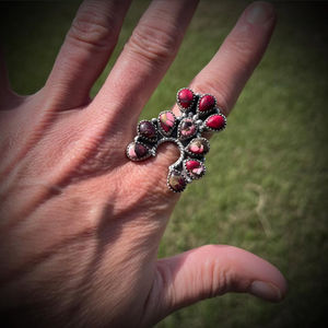 แหวนพลอยทำมือสไตล์วินเทจใต้ตะวันตก ปรับขนาดได้ เงินสเตอร์ลิงชุบทอง สำหรับทุกเพศ ลายนาจา ไพลินขาว บัฟฟาโลไวลด์ - Product Image 3