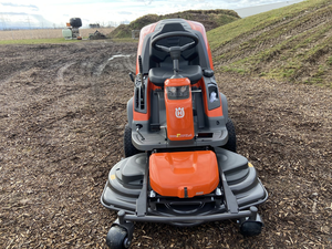 Cortacésped Husqvarna Rider RC 320Ts AWD con plataforma delantera de 112 cm, tractor cortacésped con tracción en las cuatro ruedas, motor de 17 HP, recogedor de césped de 300 L, tractor de jardín - Product Image 2