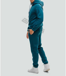 Ensemble de survêtement tendance pour homme avec sweat à capuche et pantalon cargo, conçu pour le confort, le style et les activités quotidiennes, en tissu de coton doux. - Product Image 3