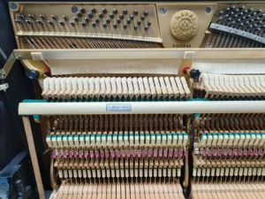 เปียโนตั้งพื้น Kawai KU2B มือสองจากญี่ปุ่น สีดำ คุณภาพการผลิตที่แม่นยำ แข็งแรง ทนทาน เล่นได้ลื่นไหล รุ่นยอดนิยมสำหรับส่งออก - Product Image 3