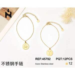 Brazalete de Acero Inoxidable con Baño de Oro, Dije del Zodiaco, Minimalista, Unisex, Elegante - Product Image 1