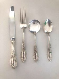 Ensemble de couverts métalliques exclusifs pour collection de vaisselle design, créant un style de repas sophistiqué et raffiné - Product Image 4