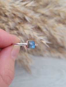 แหวนหมั้นวินเทจแบบมินิมอลเงินสเตอริงพร้อมคริสตัลสี่เหลี่ยมลาบราดอไรต์สำหรับงานแต่งงานครบรอบเครื่องประดับเพชร - Product Image 3