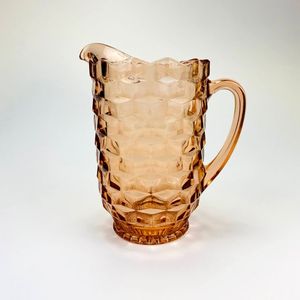 Pichet en verre classique à usage domestique avec murs épais, base stable et design élégant, parfait pour toute configuration de table - Product Image 1