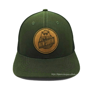 Casquette de camionneur en maille de coton avec patch en cuir au design personnalisable, chapeau de sport vintage décontracté et confortable, fabriqué au Vietnam - Product Image 1